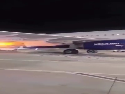 بلند شدن دماغه هواپیما هنگام پیاده شدن مسافران
