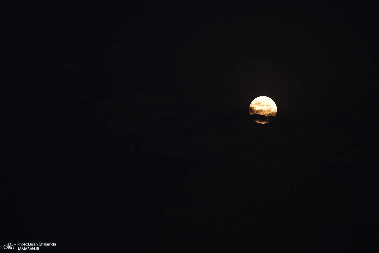 عکس/ رصد ماه کامل در برج میلاد