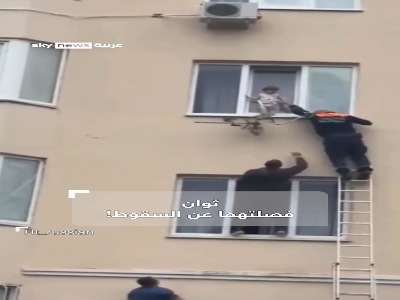 نجات دو کودک در آستانه سقوط توسط همسایهها
