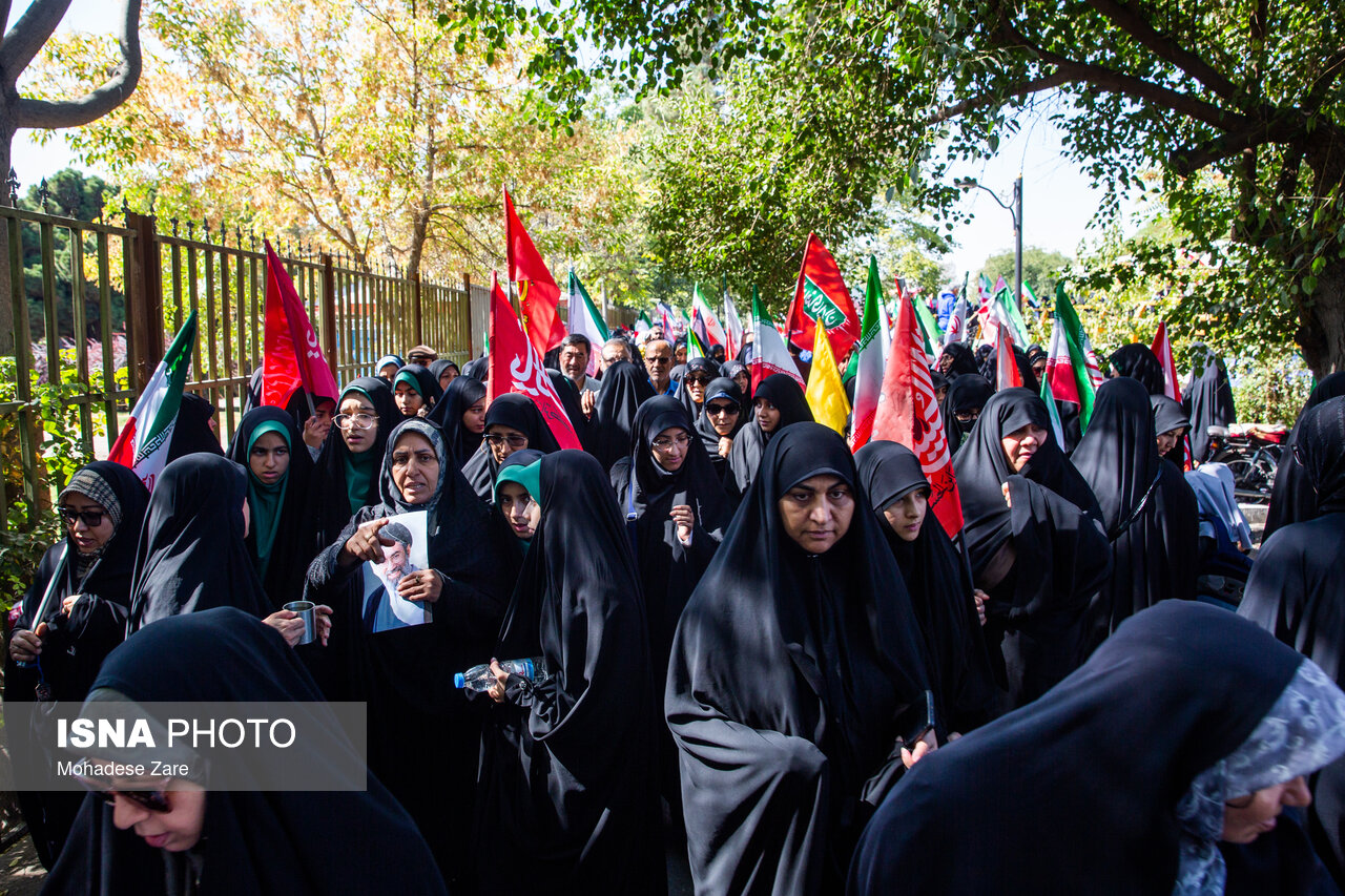 عکس/بزرگترین زنجیره انسانی «جانفدای ایران» در مشهد