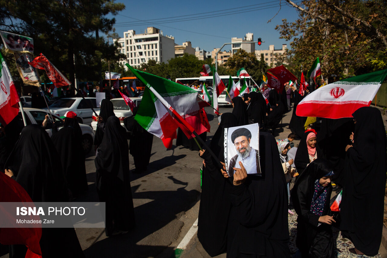 عکس/بزرگترین زنجیره انسانی «جانفدای ایران» در مشهد