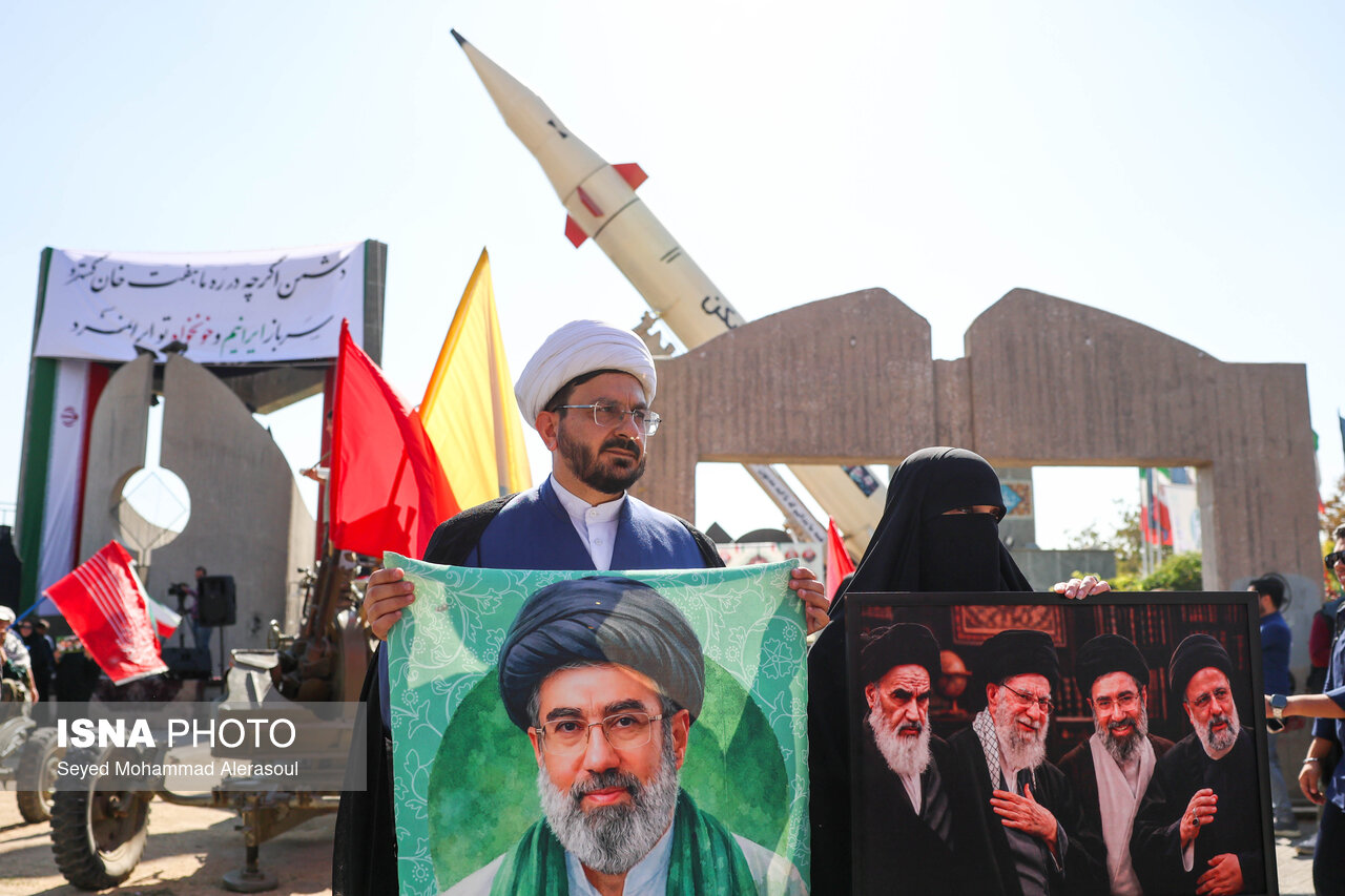 عکس/بزرگترین زنجیره انسانی «جانفدای ایران» در مشهد