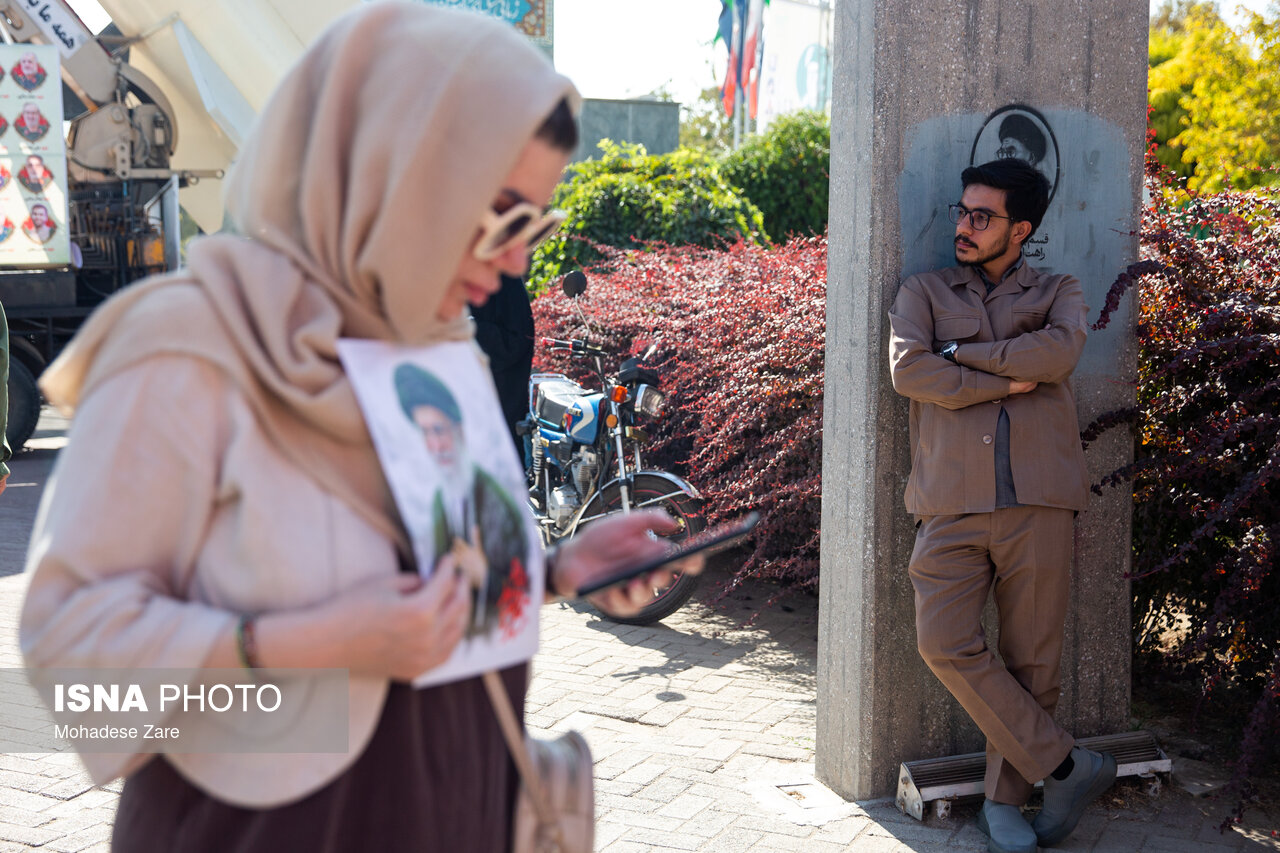 عکس/بزرگترین زنجیره انسانی «جانفدای ایران» در مشهد