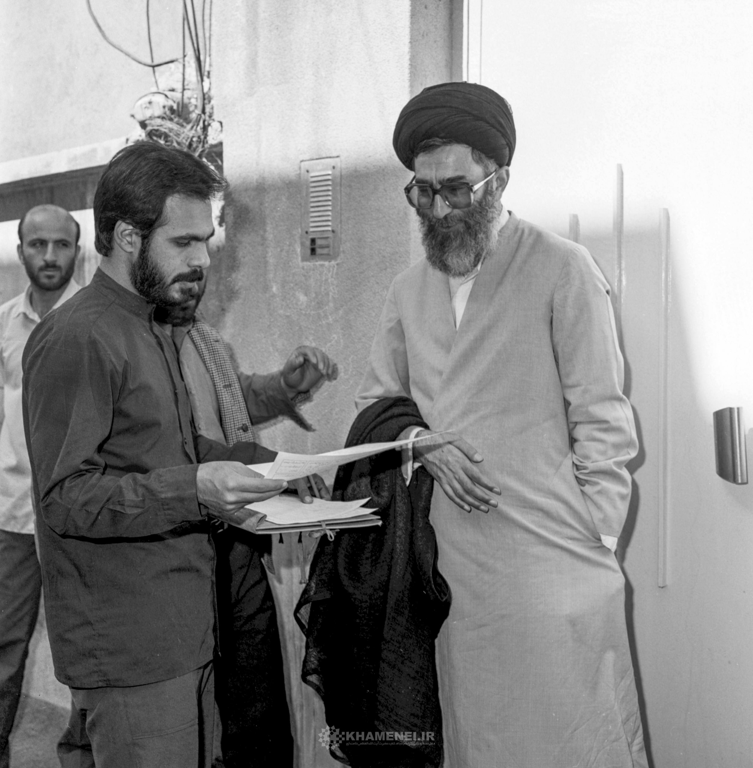 عکس/ تصاویر دیدهنشده از رهبر شهید مقابل منزل مسکونیشان در دوره ریاست جمهوری