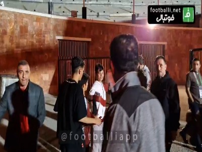 سلفی و عکس یادگاری هواداران با جواد نکونام در پایان بازی تراکتور مقابل استقلال
