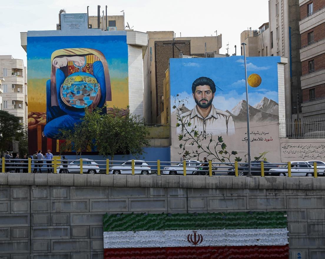 عکس/ اکران نقاشی هنرمند فلسطینی در تهران در سالروز طوفانالاقصی