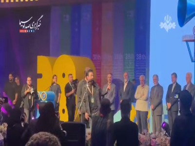 بغض داریوش فرضیایی پس از دریافت جایزهی بهترین فیلم از نگاه مردمی: جای مادرم خالی است