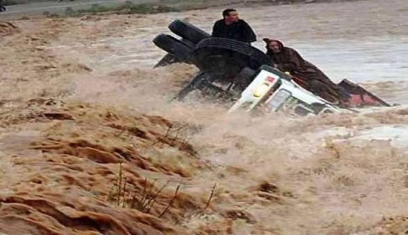نجات معجزه آسا مرد گرفتار در سیل