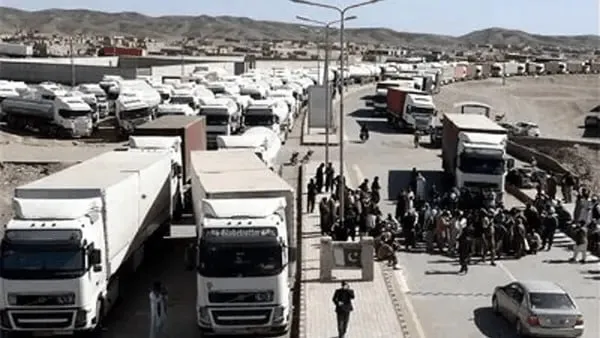 کامیون‌ها پشت مرز پاکستان