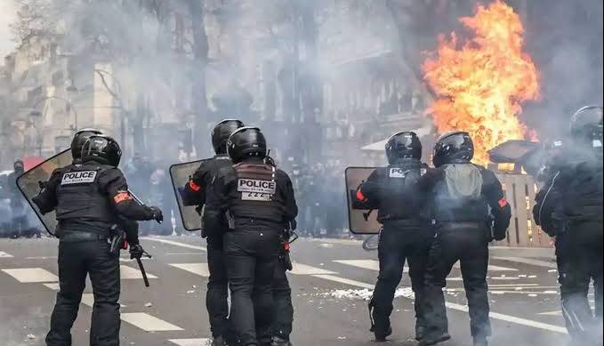 خشونت بالای پلیس فرانسه موجب تشنج یک معترض شد!