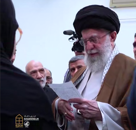 دیدار خانواده شهید کرباسی و عواضه با رهبر شهید انقلاب و ماجرای نامهای که دختر خردسال شهید نوشت