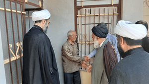 عکس/ دیدار مسئولان نهاد رهبری با خانواده شهید مهران خاکسار در رودان