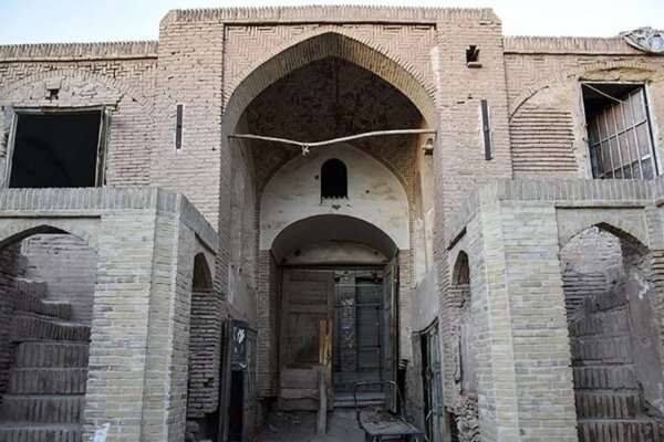 کاروانسرای کوزه‌گران کرمان ترک خورد؛ بنای تاریخی محل تجمع معتادان
