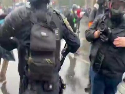ضرب و شتم شدید یک زن معترض توسط پلیس فرانسه در پاریس