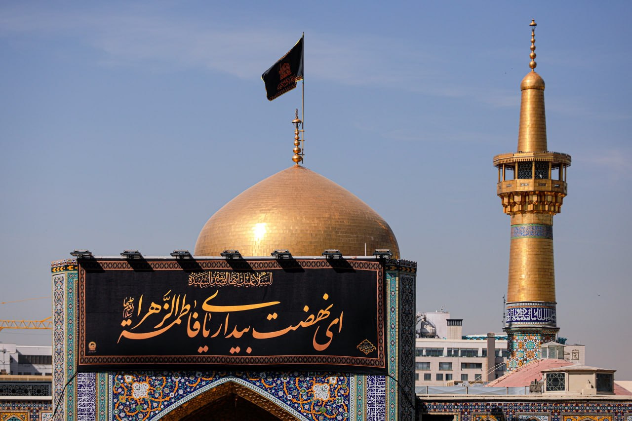 عکس/نصب کتیبههای شهادت حضرت زهرا سلامالله علیها در حرم مطهر رضوی