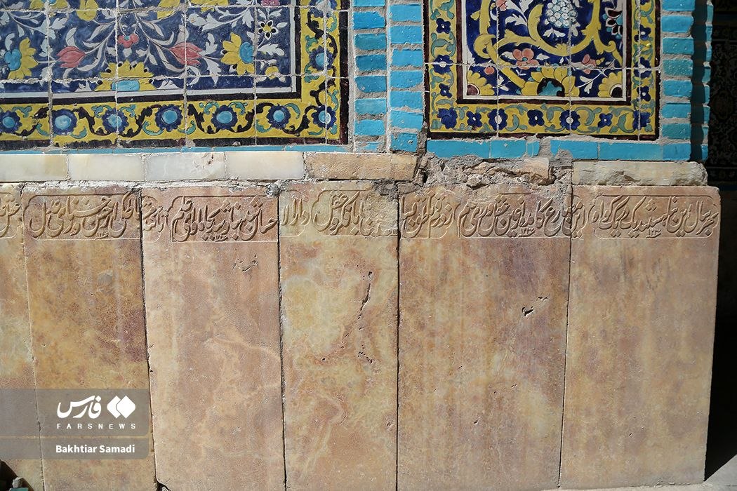 مسجدی با دکور هفترنگ