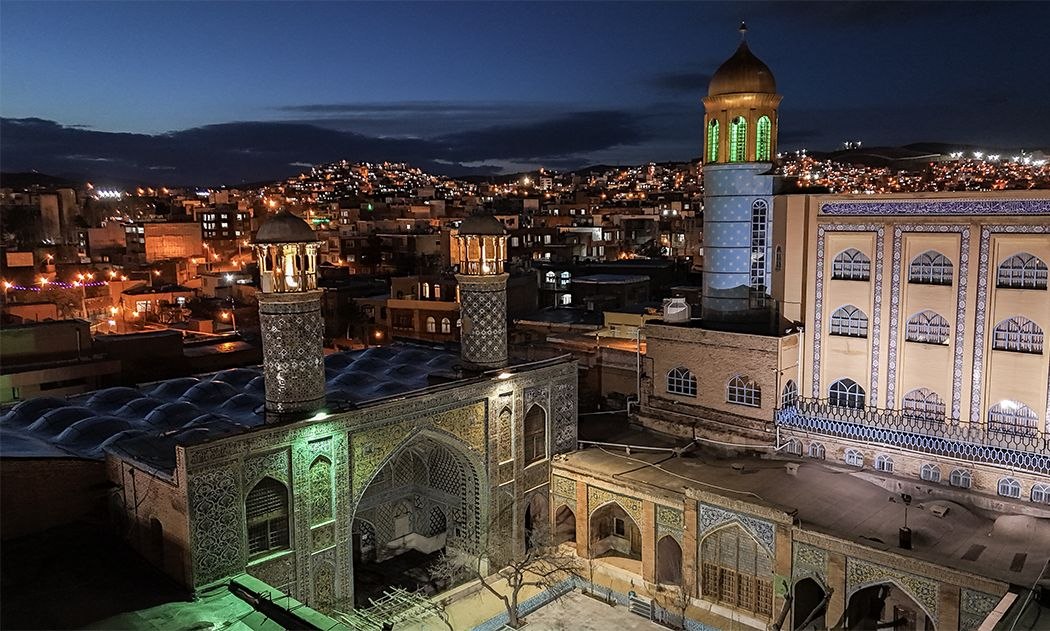مسجدی با دکور هفترنگ