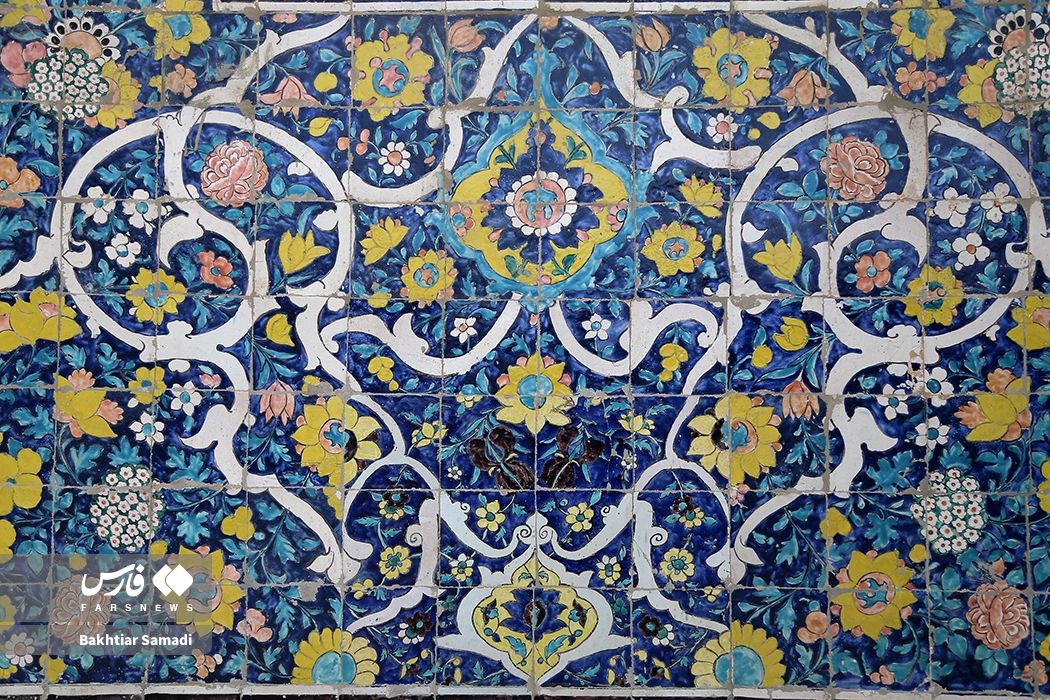 مسجدی با دکور هفترنگ