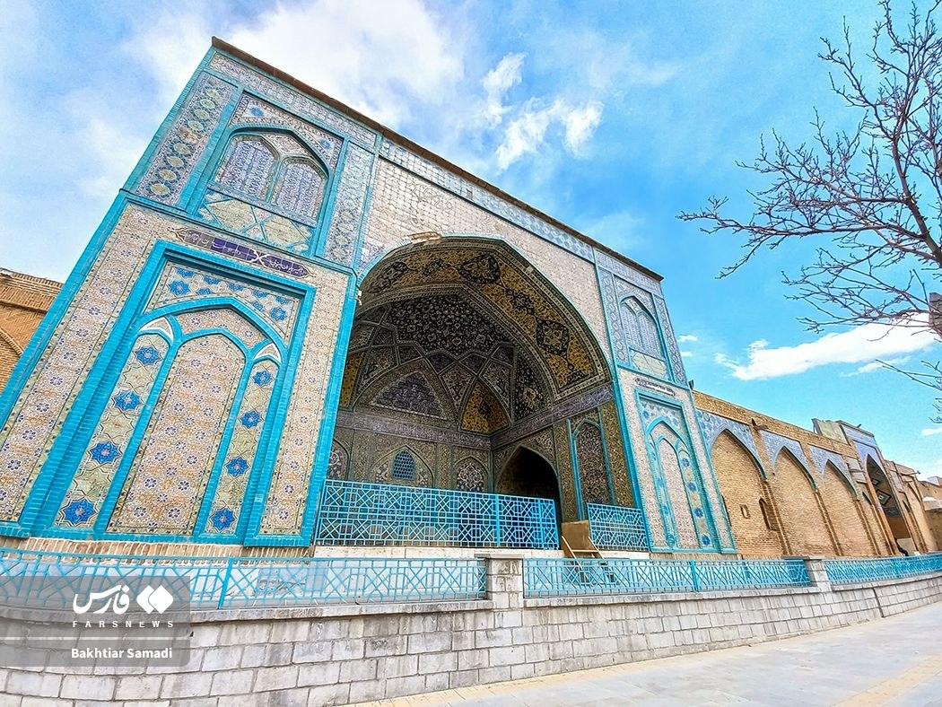 مسجدی با دکور هفترنگ