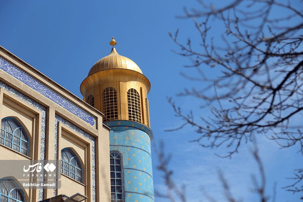 مسجدی با دکور هفترنگ