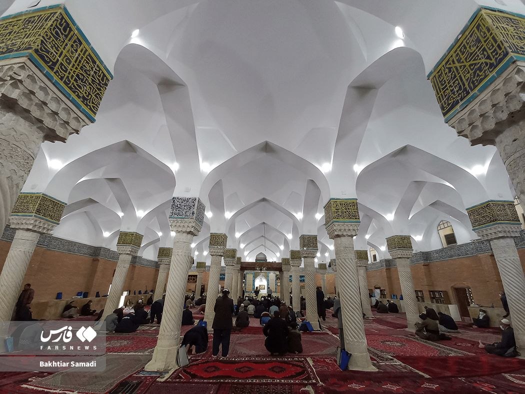 مسجدی با دکور هفترنگ