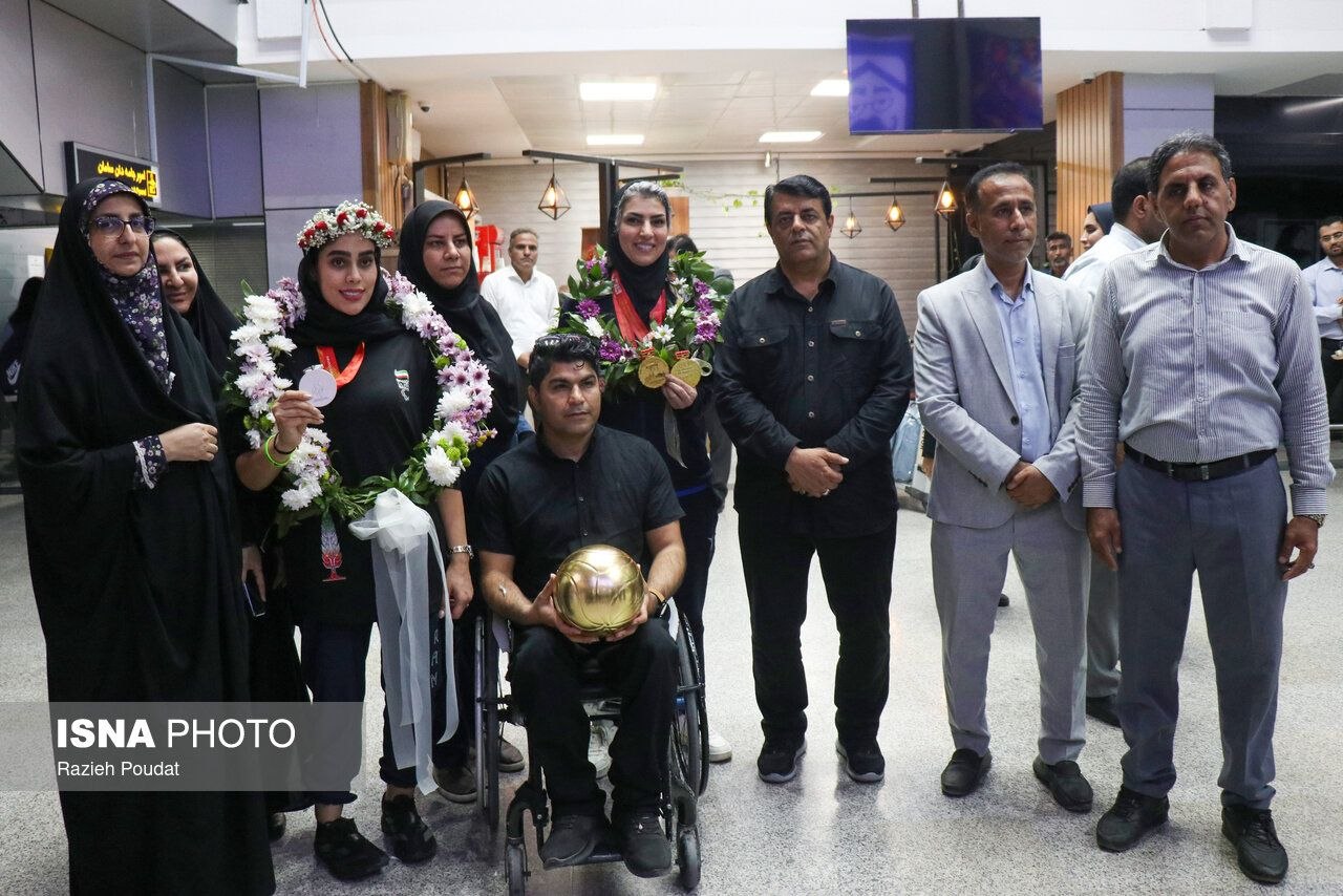 عکس/ آیین استقبال از دو بانوی مدالآور هرمزگانی در بندرعباس