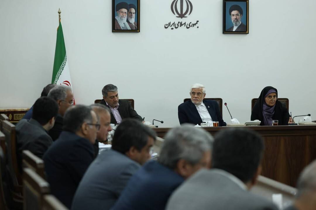 عارف: محاصره دریایی دشمن فرصتی برای توسعه گذرگاههای مرزی و کریدورهای کشور شد
