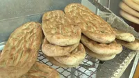 علت تیرگی نان در گلستان چیست؟