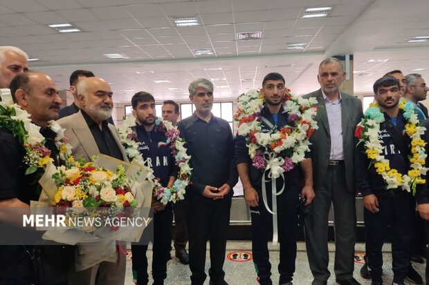مدال&zwnj;آوران کشتی جهان وارد اهواز شدند