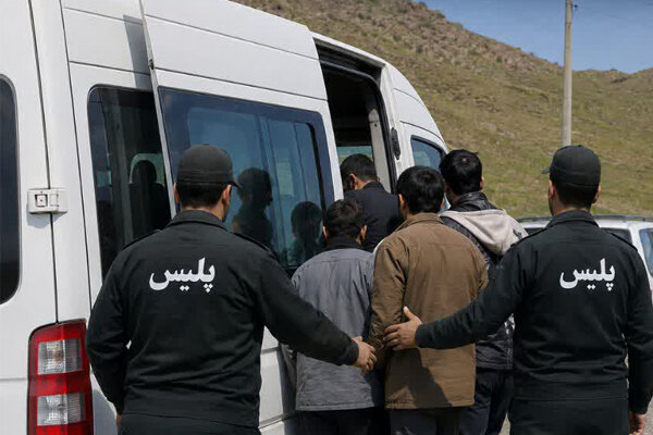 توقیف کوییک حامل ۷ تبعه غیرمجاز و کامیون پلاک‌مخدوش در هرمزگان